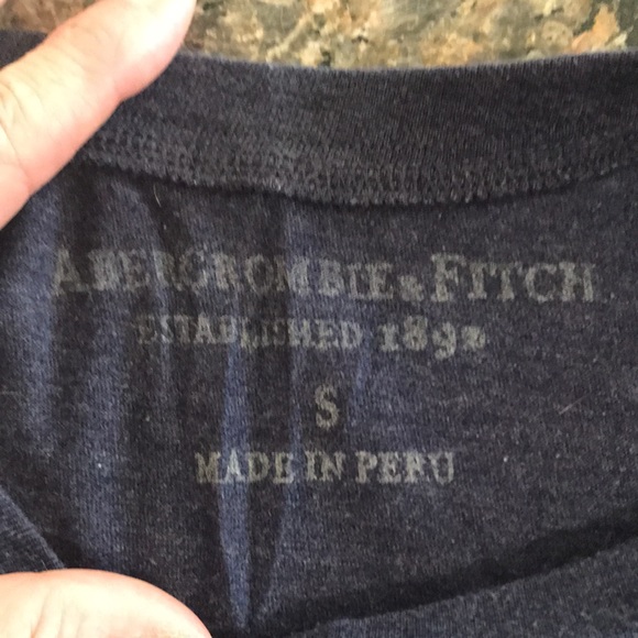 Ladies fit A&F t—shirt - Picture 3 of 3